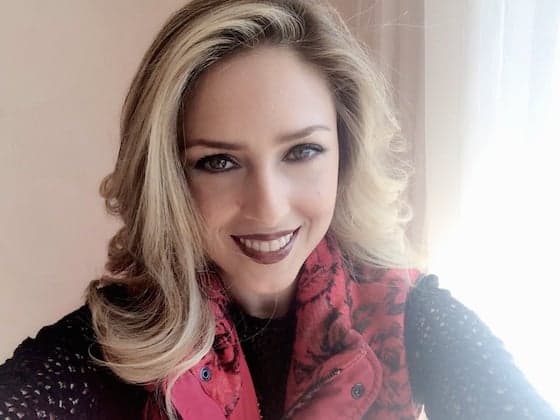 Filha de Edir Macedo surge sem maquiagem e beleza impressiona