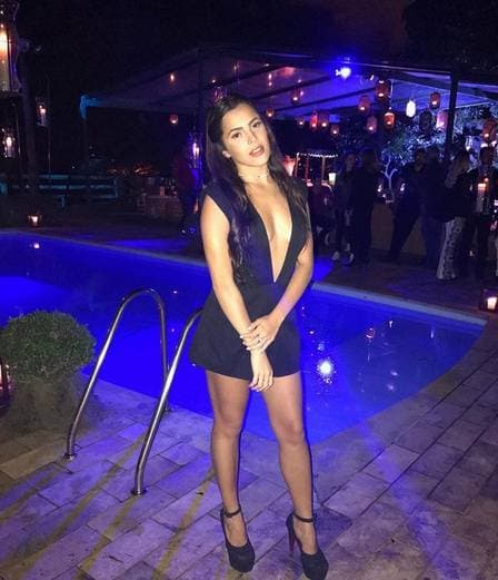 Ex-BBB Emilly Araújo é ofuscada em festa e passa despercebida por fotógrafos