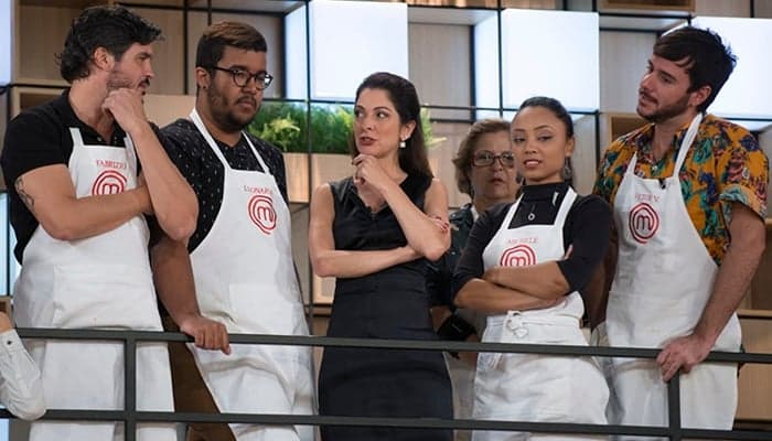 Ana Paula Padrão e participantes do "MasterChef" (Foto: Carlos Reinis/Band)
