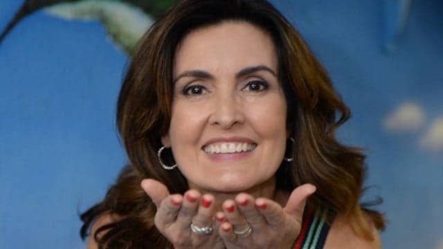 Fátima Bernardes aparece fazendo aula de canto com professor gato e fãs "shippam"