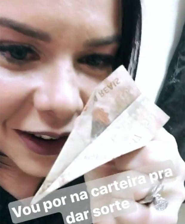 Fernanda Souza ganha aviãozinho de Silvio Santos: "nunca vou gastar"