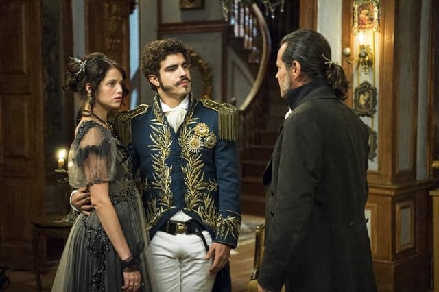 "Novo Mundo": Pedro apresenta Domitila à sociedade após rejeitá-la