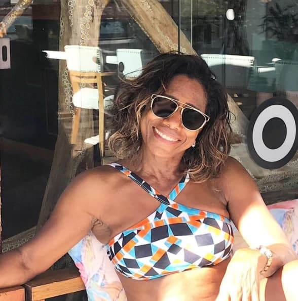 Glória Maria posa de biquíni e chama a atenção pelo corpo