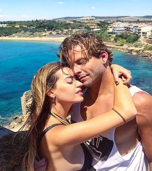 Henri Castelli aproveita férias com namorada 13 anos mais nova