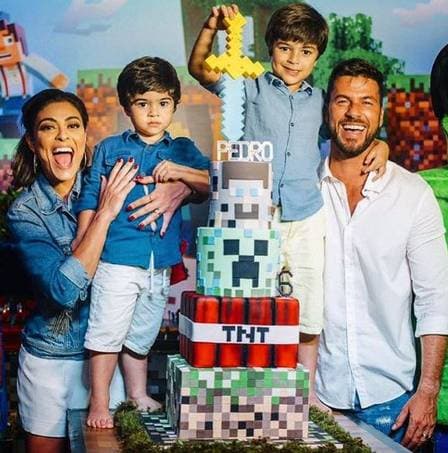 Juliana Paes diz que filhos são bem diferentes: "um é ogro e o outro príncipe"