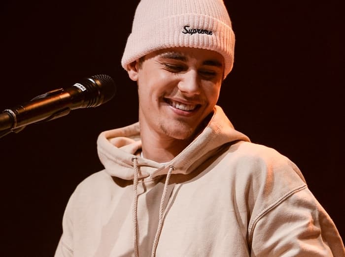 Justin Bieber choca seguidores ao postar foto fazendo xixi