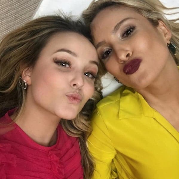 Larissa Manoela encontra Claudia Leitte e elogia: "deusa"