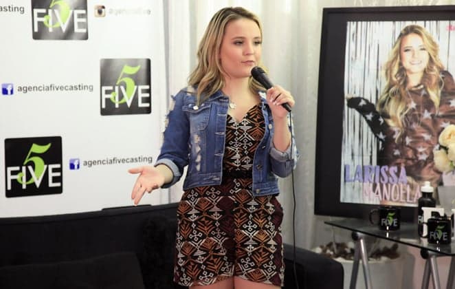 Larissa Manoela faz sucesso na internet ao cantar hit Sua Cara