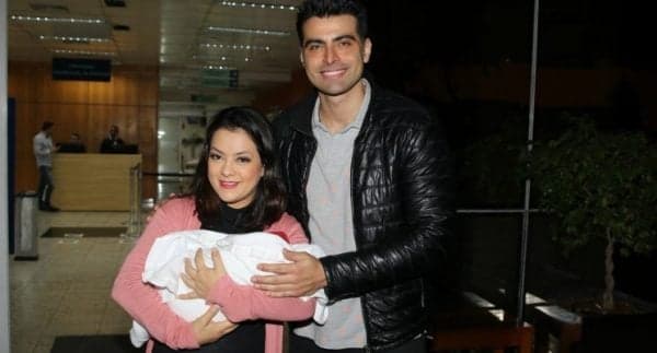 Li Martins deixa maternidade com a filha, ao lado do ex