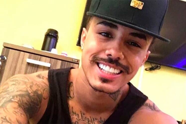 Após foto ostentando jatinho, Mc Livinho se defende das críticas da web