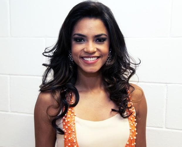 Disfarçada, atriz da Globo beija muito na boca em restaurante do Rio de Janeiro