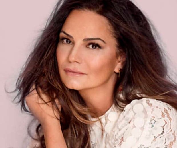 De maiô Luiza Brunet posta foto e exibe tatuagem ousada em rede social