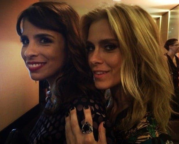 Carolina Dieckmann e Maria Ribeiro dão beijo na boca em protesto contra homofobia