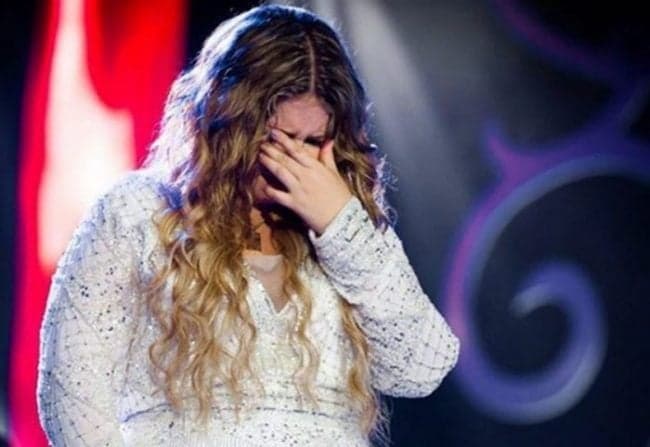 Marília Mendonça estava escondendo romance e é descoberta em programa por Maraisa: "Ela está comprometida"