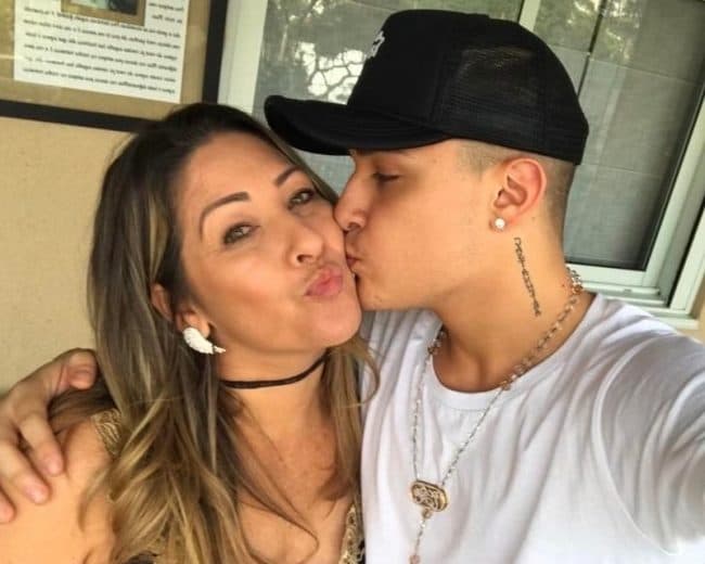 Mãe de MC Gui é assaltada e carro de R$ 90 mil é levado