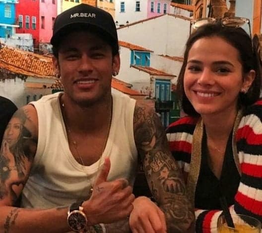 Bruna Marquezine e Neymar surgem usando aliança diferente e chamam a atenção
