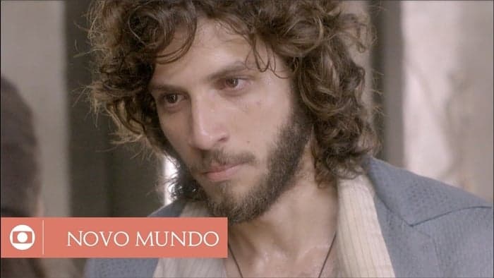 Chay Suede faz ensaio com fotos quentes e namorada diz que o ator "da tesão"