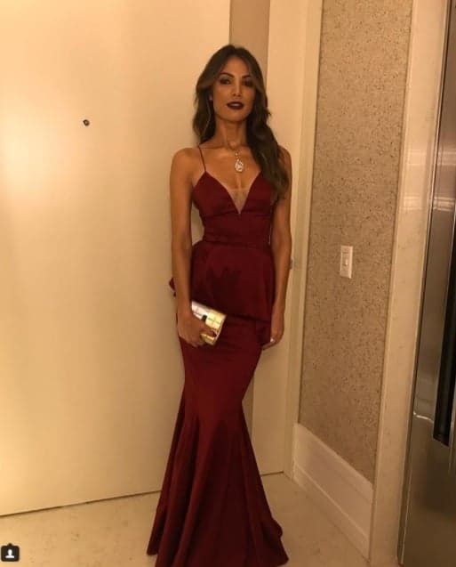 Patrícia Poeta causa ao surgir magrinha em foto com vestido justo