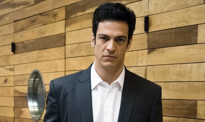 Mateus Solano relembra beijo gay em novela da TV Globo e desabafa após polêmica na Bienal do livro