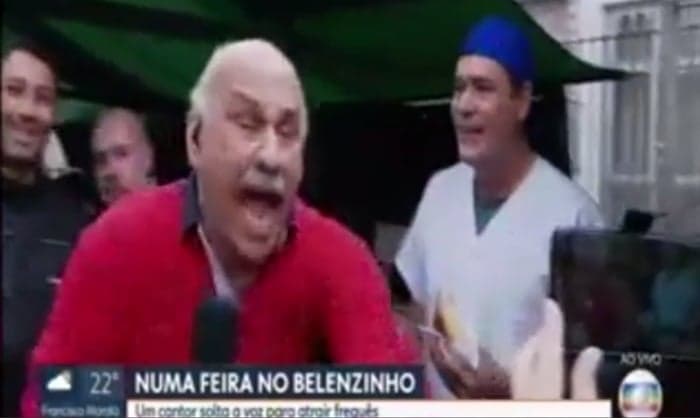 Repórter da Globo perde a paciência e empurra mulher que o filmava ao vivo