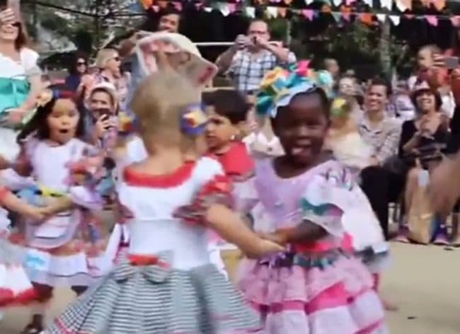 Filha de Bruno Gagliasso rouba a cena dançando quadrilha na escola