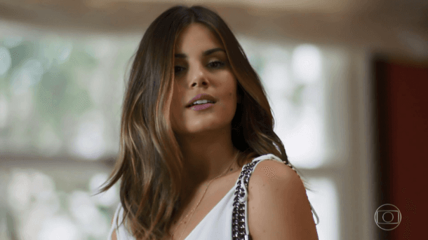 Camila Queiroz dá show de antipatia na Globo e ignora atores de "Pega Pega"