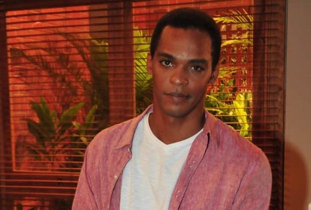 Rocco Pitanga desmaia durante apresentação, é socorrido às pressas e causa grande preocupação