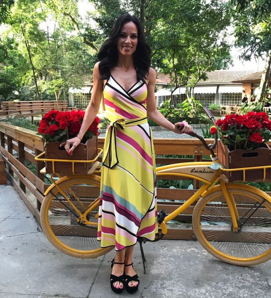 Ana Furtado chama a atenção por look decotado no "É de Casa"