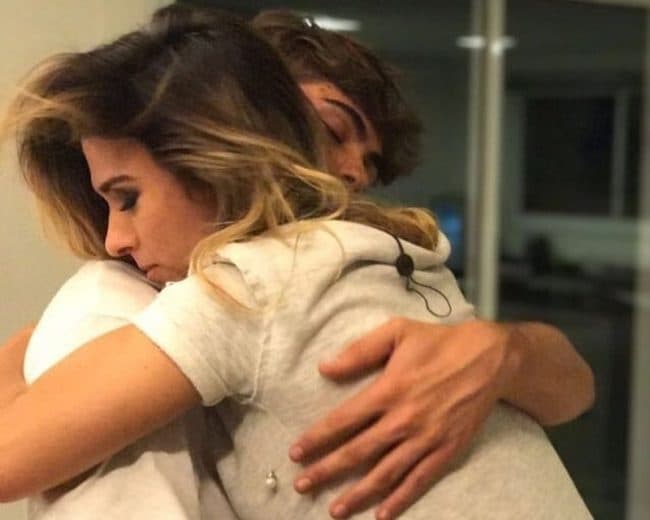 Tatá posta foto abraçada com Rafael Vitti e fãs pedem para que ela assuma namoro