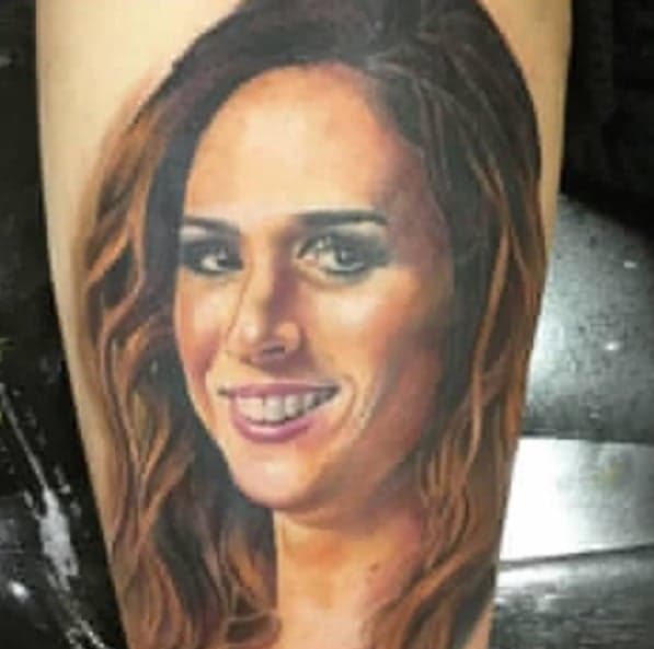 Fã tatuou rosto de Tatá. (Foto: Reprodução/Instagram) Fã tatuou rosto de Tatá. (Foto: Reprodução/Instagram)