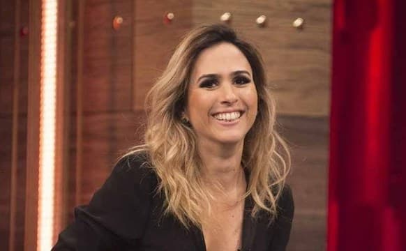 Tatá Werneck aparece beijando a atriz Cleo Pires