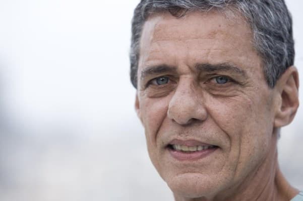 Após polêmica e briga por música, Chico Buarque volta a aparecer na TV Cultura