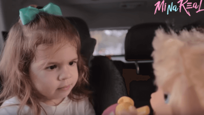 Filha de Ceará, Valentina se irrita com boneca: "Vou dar porrada"