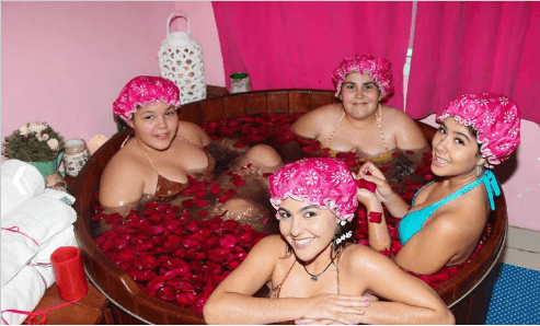 Ex-apresentadora do "Bom Dia e Cia" comemora seus 15 anos com amigas em spa