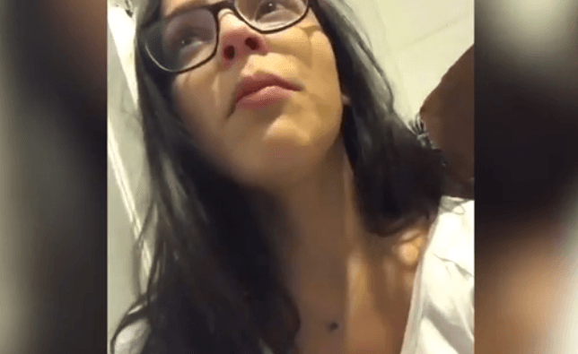 Emilly cai no choro em vídeo após fã pegar em ponto fraco
