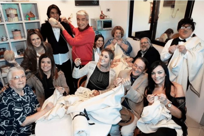 Mulher de Silvio Santos faz artistas do SBT produzirem cobertores para doar aos idosos