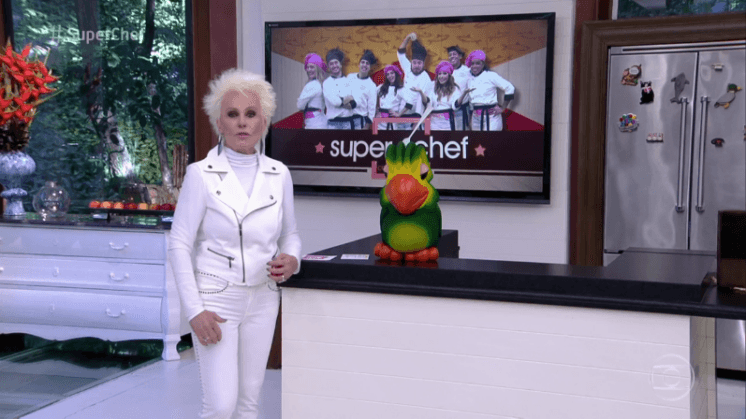 Ana Maria Braga vê "barata gigante" e leva susto no "Mais Você"