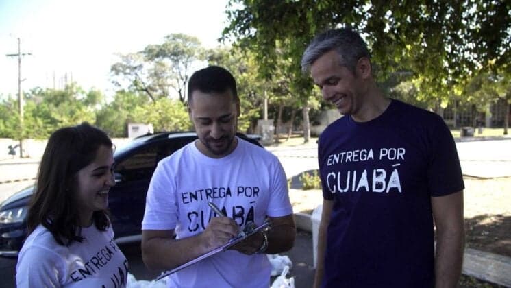 Otaviano Costa se emociona ao ajudar moradores de rua em cidade natal