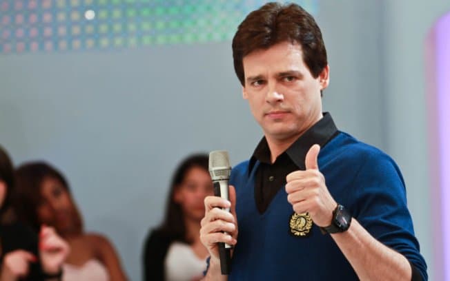 Celso Portiolli posta foto antiga e causa na internet