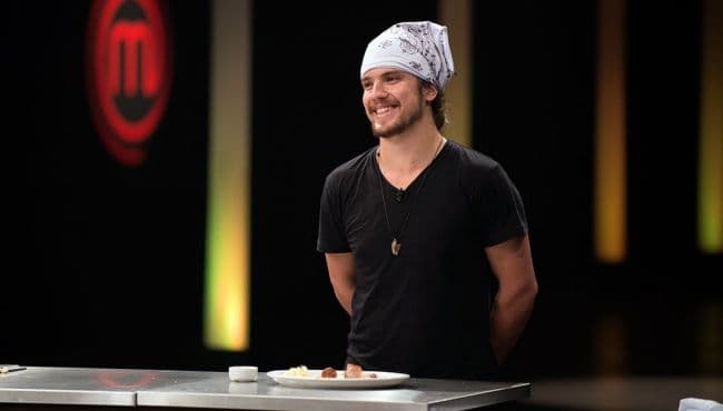 Participante do "Masterchef" é chamado de ajudante e rebate internauta