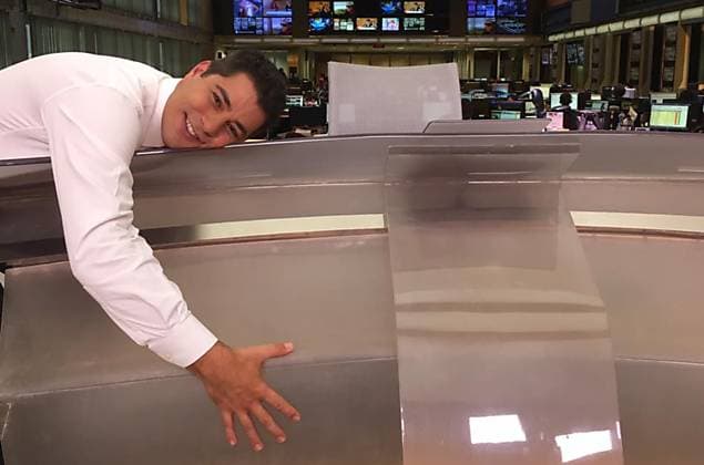 Globo se desespera com abandono de Evaristo Costa e oferece "regalias" para o jornalista