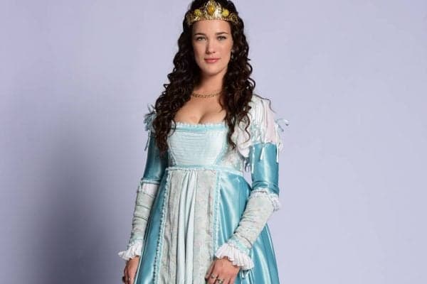 No ar em "Belaventura", Adriana Birolli se recusa a falar sobre novela de Aguinaldo Silva