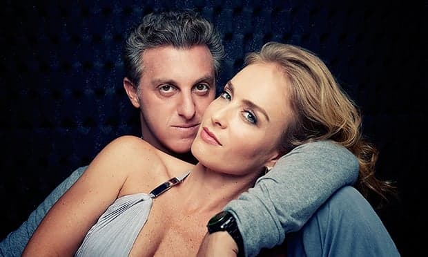 Luciano Huck "enterra" os filhos na areia