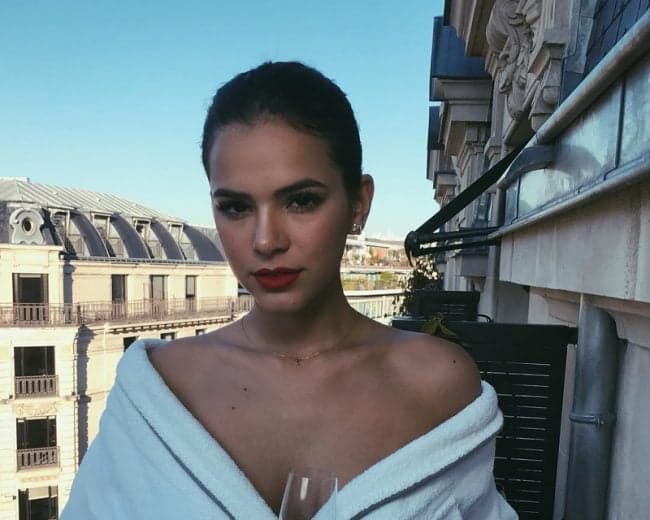 Bruna Marquezine perde voo e ganha mais uma noite em Paris