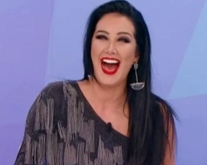 Patricia Abravanel define Helen Ganzarolli como um "par de peitos de olhos azuis"
