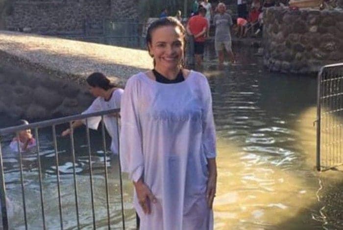Símbolo sexual no passado, Luiza Thomé decide se batizar