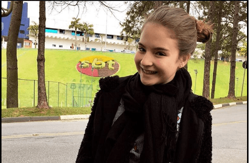 Próxima protagonista do SBT, atriz posa com os colegas e fala sobre a emissora