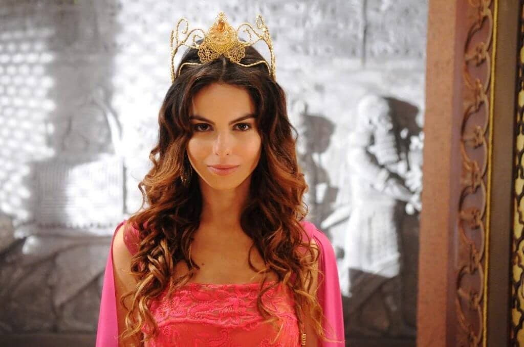 Vilã em novela da Record, Sthefany Brito diz que está em sua melhor fase
