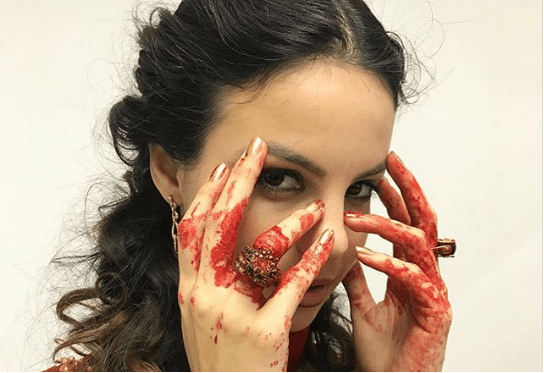 Sthefany Brito posa suja de "sangue" e se despede da Record