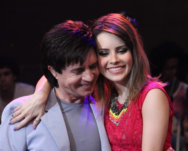 Sandy divide palco com o pai Xororó e cantam o hino: "Evidências"